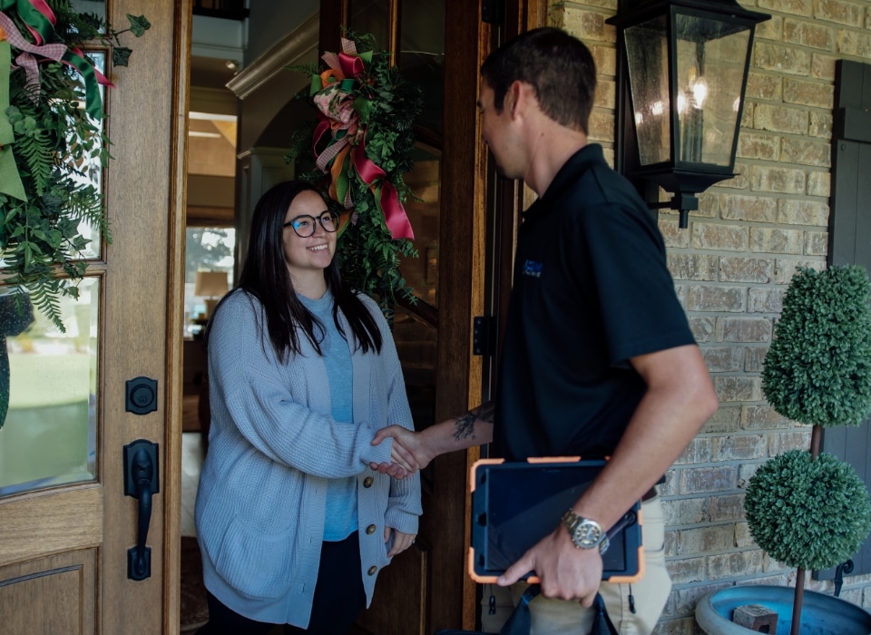 cm-shaking-hands-with-a-customer